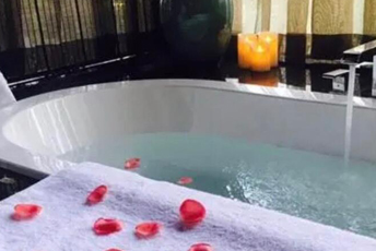 南京栖霞区水疗池中的失重冥想：当身体学会漂浮